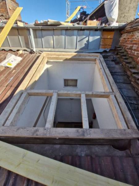 Retrait d'une ancienne verrière et pose d'un Velux pour une rénovation énergétique dans le centre ville de Toulouse